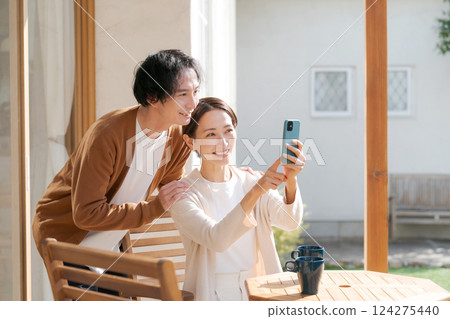 性別觀看智能手機 124275440