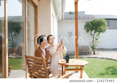 Gender watching smartphone 124275443