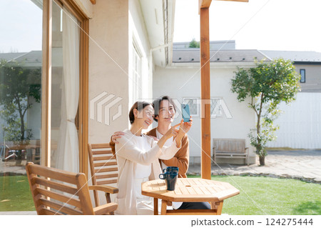 Gender watching smartphone Gender watching smartphone 124275444
