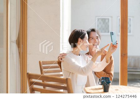 Gender watching smartphone 124275446
