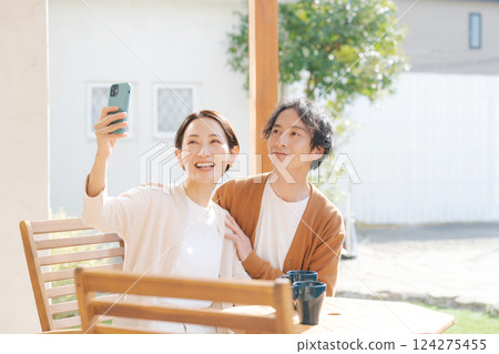 Gender watching smartphone 124275455