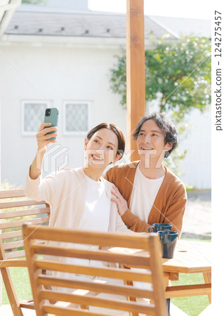 Gender watching smartphone 124275457