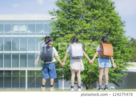 背著書包在戶外散步的小學生 124275478