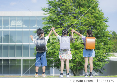 背著書包在戶外散步的小學生 124275479