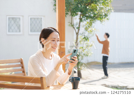 一對夫婦在露台上放鬆 124275510