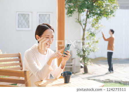 一對夫婦在露台上放鬆 一對夫婦在露台上放鬆 124275511