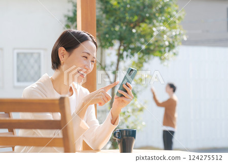 一對夫婦在露台上放鬆 124275512