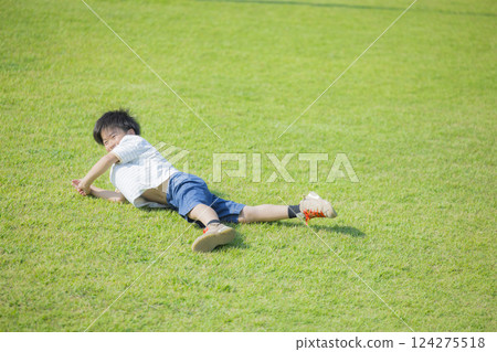 躺下在草坪的男孩 124275518