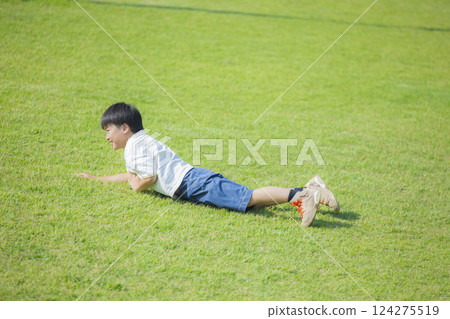 躺下在草坪的男孩 124275519