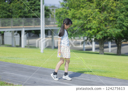 小學學生跳繩 124275613