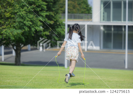 小學學生跳繩 小學學生跳繩 124275615