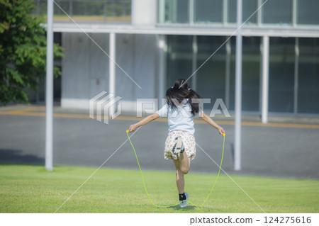小學學生跳繩 124275616