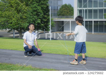 小學學生跳繩 小學學生跳繩 124275682