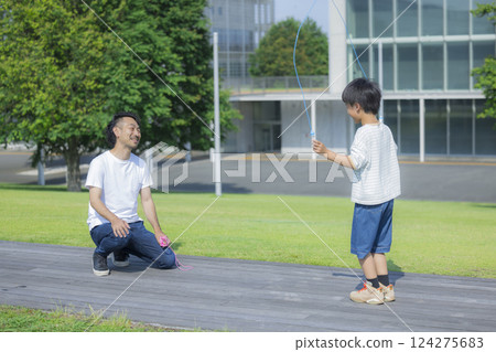 小學學生跳繩 124275683