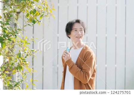 男人在花園裡吸煙 124275701