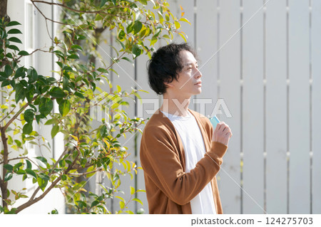 男人在花園裡吸煙 124275703