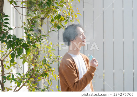 男人在花園裡吸煙 124275705