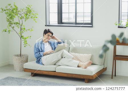 Men working in remote work 124275777