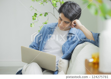 Men working in remote work 124275781