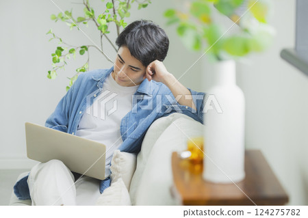 Men working in remote work 124275782