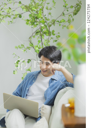 Men working in remote work 124275784