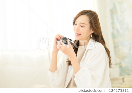 拿著經典相機的女人 124275811