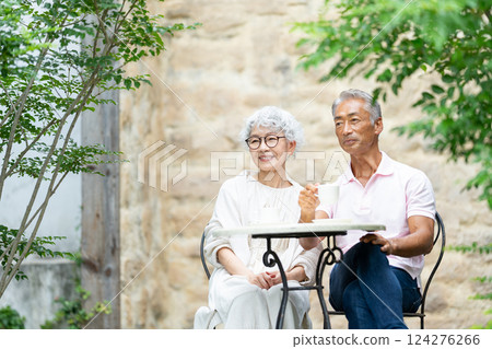 一對老夫婦坐在長椅上喝茶 124276266