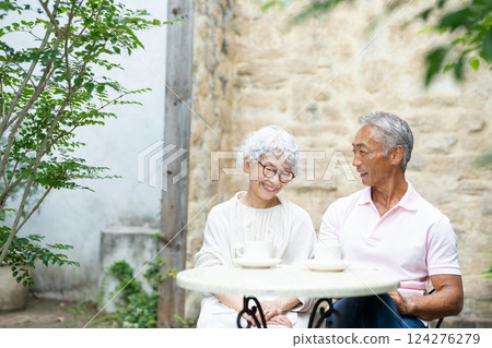 老夫婦在花園喝咖啡 124276279