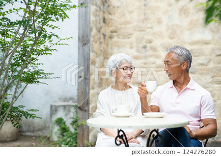 老夫婦在花園喝咖啡 124276280