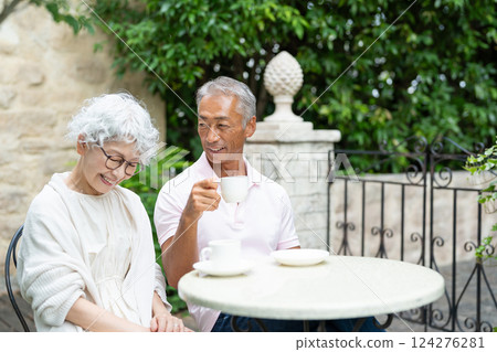 老夫婦在花園喝咖啡 124276281