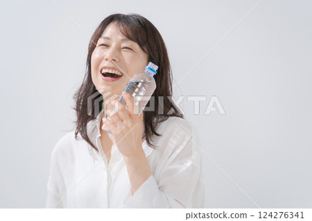 有微笑的婦女飲用水 124276341