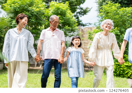 握手的三代家庭 124276405