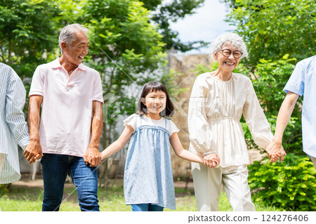 老夫婦和他們的孫子手牽手散步 124276406