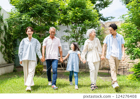 握手的三代家庭 124276408