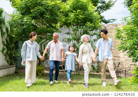 握手的三代家庭 124276410