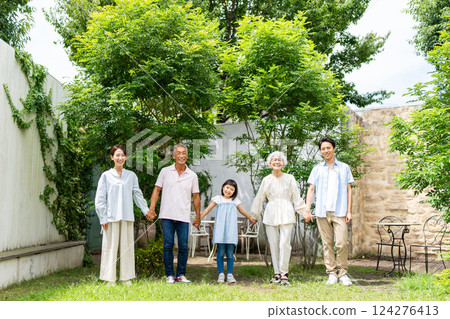 Three generation family holding hands 124276413