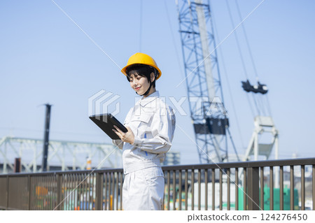 建築工地上穿著工作服的女人 124276450