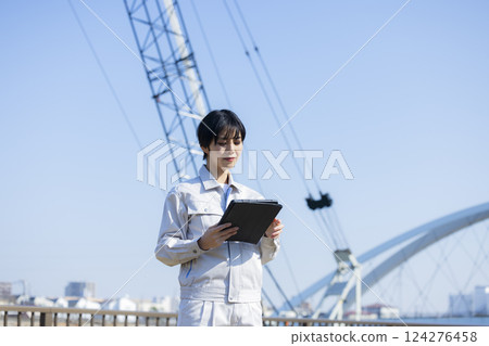 建築工地上穿著工作服的女人 124276458