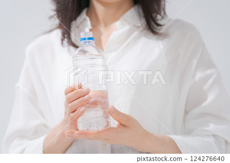 一個女人用一瓶水 124276640