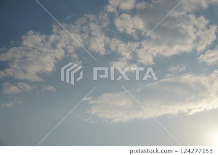 陽光透過雲層照耀 陽光透過雲層照耀 124277153