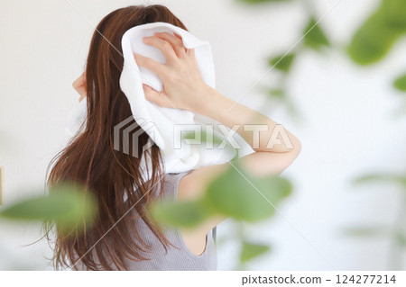 女人用毛巾擦乾頭髮 124277214