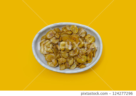 Roasted salted broad beans snack 124277296