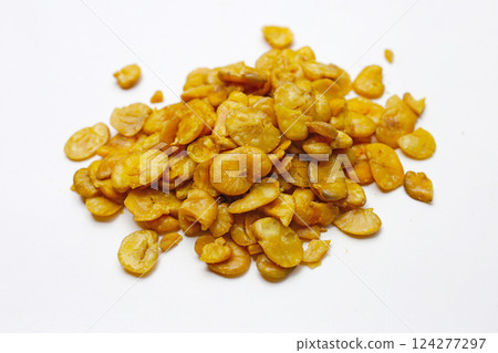 Roasted salted broad beans snack 124277297