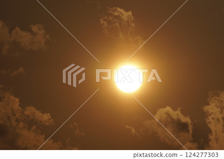 太陽從雲層中出來 太陽從雲層中出來 124277303