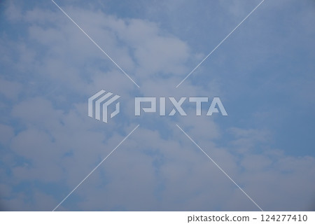 漂浮在藍天上的雲彩 漂浮在藍天上的雲彩 124277410