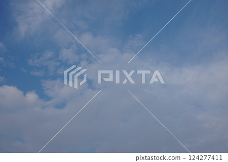 春天藍天和白色雲彩 春天藍天和白色雲彩 124277411