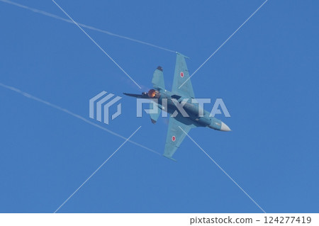 航空自衛隊飛行開發實驗隊的F-2在航空節上進行機動飛行 124277419