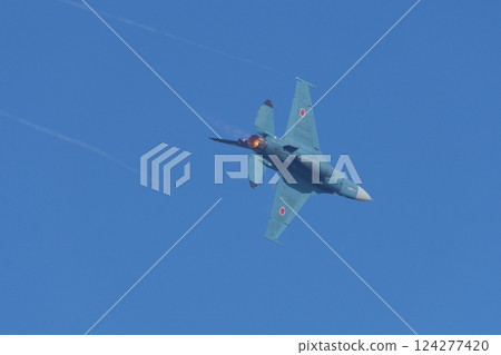 航空自衛隊飛行開發實驗隊的F-2在航空節上進行機動飛行 124277420