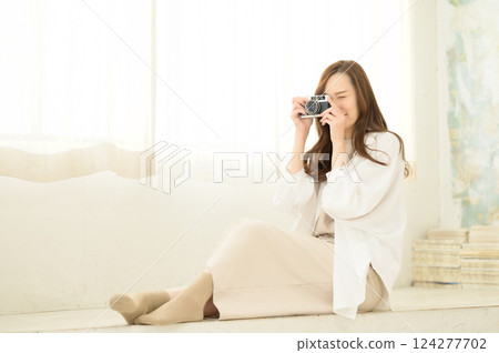 Woman holding a classic camera Woman holding a classic camera 124277702