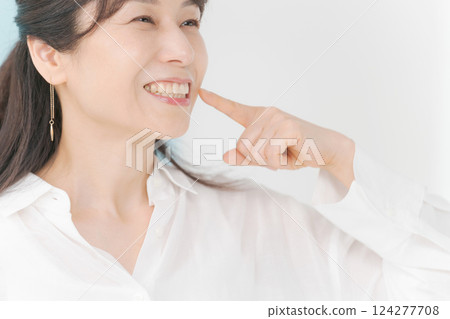 指向牙的婦女 指向牙的婦女 124277708